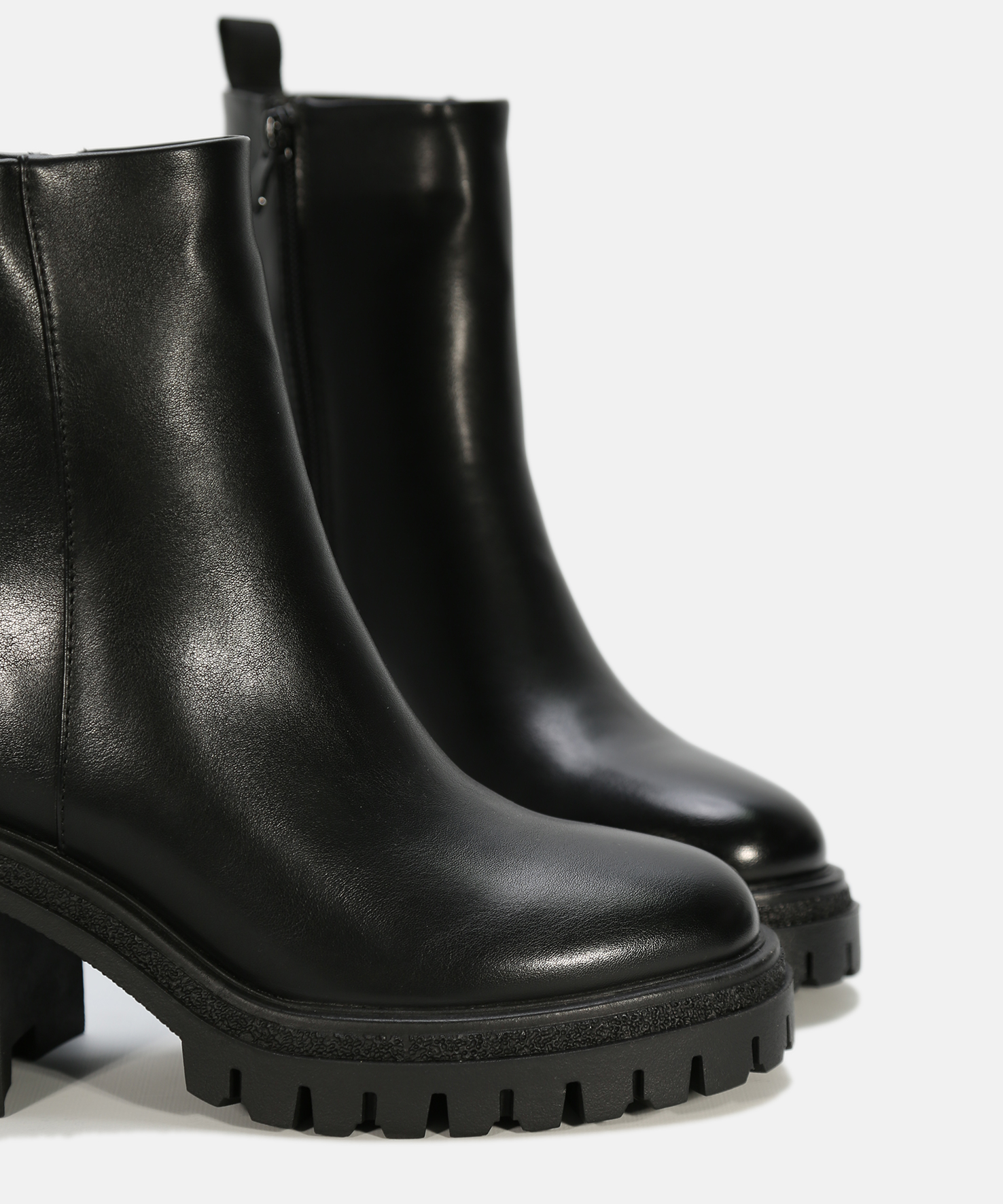 Botines negros tac&oacute;n lisos image number null